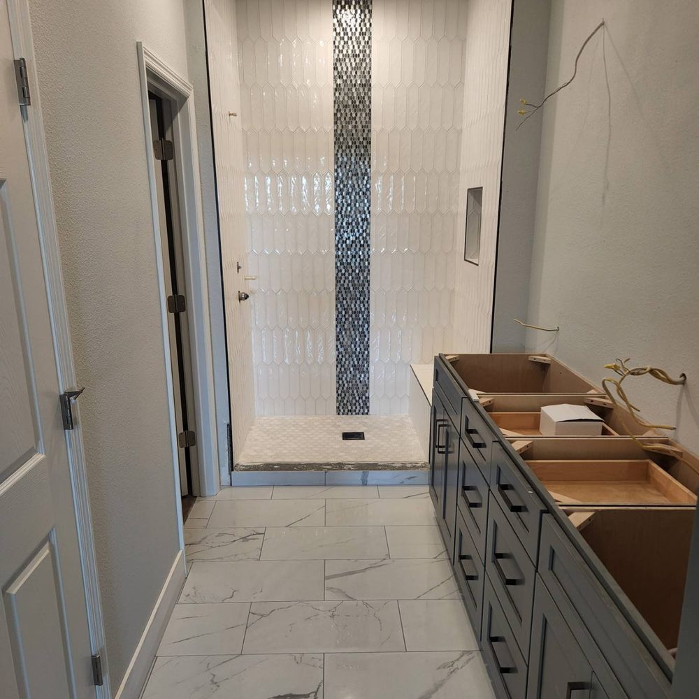 Shower with a vertical mosaic accent strip